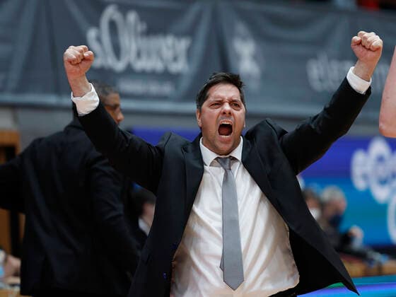 06.02.2022, Basketball, BBL, s.Oliver Wuerzburg - Brose Bamberg, GER, Wuerzburg, tectake Arena Bild: v. li. Headcoach Sasa Filipovski (s.Oliver Wuerzburg) bejubelt den Sieg Copyright: HMBxMedia xHeikoxBecker