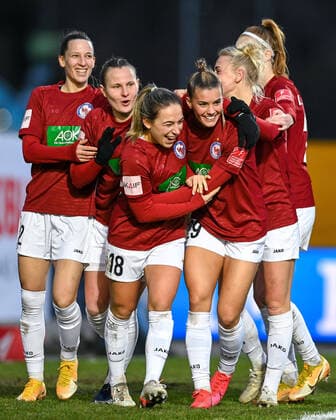 Potsdamer Spielerinnen mit Torjubel, Jubel, Torjubel, Torerfolg, celebrate the goal, goal, celebration, Jubel ueber das Tor, optimistisch, Action, Aktion, 06.02.2022, Jena (Deutschland), Fussball, Flyeralarm Frauen-Bundesliga, FC Carl Zeiss Jena - 1. FFC Turbine Potsdam, DFB DFL REGULATIONS PROHIBIT ANY USE OF PHOTOGRAPHS AS IMAGE SEQUENCES AND OR QUASI-VIDEO. xslx