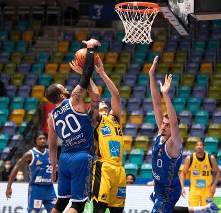 06.02.2022, xsltx, Basketball BBL Bundesliga, Frankfurt Skyliners - MHP Riesen Ludwigsburg emspor, v.l. Rebound unter dem Frankfurter Korb (DFL DFB REGULATIONS PROHIBIT ANY USE OF PHOTOGRAPHS as IMAGE SEQUENCES and or QUASI-VIDEO) Frankfurt am Main
