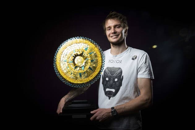 Alexander Bublik (Kaz) posant avec le trophee du vainqueur TENNIS : Open Sud de France 2022 Finale simple messieurs - Montpellier - 06 02 2022 JBAutissier Panoramic 