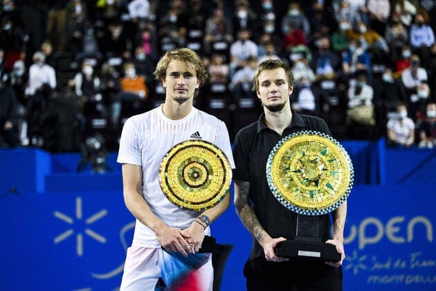Alexander Bublik (Kaz) et Alexander Zverev (Ger) posant avec leur trophee respectif TENNIS : Open Sud de France 2022 Finale simple messieurs - Montpellier - 06 02 2022 JBAutissier Panoramic 