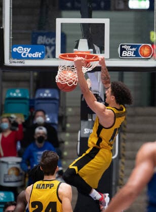 06.02.2022, xsltx, Basketball BBL Bundesliga, Frankfurt Skyliners - MHP Riesen Ludwigsburg emspor, v.l. Dunk von Jonah Radebaugh - PG (MHP Riesen Ludwigsburg) (DFL DFB REGULATIONS PROHIBIT ANY USE OF PHOTOGRAPHS as IMAGE SEQUENCES and or QUASI-VIDEO) Frankfurt am Main