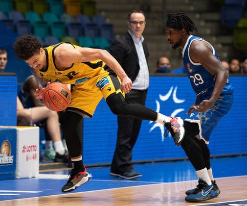 06.02.2022, xsltx, Basketball BBL Bundesliga, Frankfurt Skyliners - MHP Riesen Ludwigsburg emspor, v.l. Jonah Radebaugh - PG (MHP Riesen Ludwigsburg), Will Cherry - Point Guard (Fraport Skyliners) (DFL DFB REGULATIONS PROHIBIT ANY USE OF PHOTOGRAPHS as IMAGE SEQUENCES and or QUASI-VIDEO) Frankfurt am Main