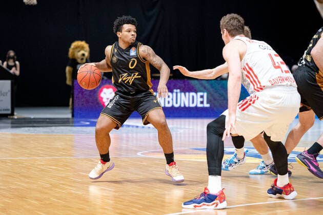 Tookie Brown (Nr. 0 Basketball Loewen Braunschweig) gegen Leon Radosevic (Nr. 0 FC Bayern Muenchen Basketball) Basketball Loewen Braunschweig - FC Bayern Muenchen Basketball Basketball Loewen Braunschweig - FC Bayern Muenchen Basketball, Basketball, BBL, Saison 2020 2021, 06.02.2022 Braunschweig Copyright: xEibner-Pressefoto DanielxReineltx EP_DRT