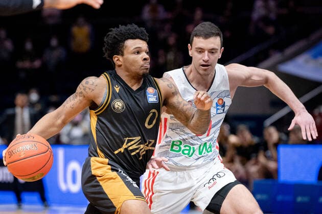Tookie Brown (Nr. 0 Basketball Loewen Braunschweig) vor Zan Mark Sisko (Nr. 31 FC Bayern Muenchen Basketball) Basketball Loewen Braunschweig - FC Bayern Muenchen Basketball Basketball Loewen Braunschweig - FC Bayern Muenchen Basketball, Basketball, BBL, Saison 2020 2021, 06.02.2022 Braunschweig Copyright: xEibner-Pressefoto DanielxReineltx EP_DRT
