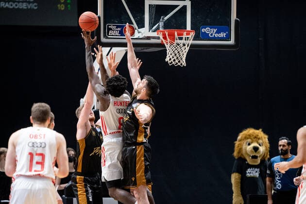 Othello Hunter (Nr. 8 FC Bayern Muenchen Basketball) erzielt einen Treffer Basketball Loewen Braunschweig - FC Bayern Muenchen Basketball Basketball Loewen Braunschweig - FC Bayern Muenchen Basketball, Basketball, BBL, Saison 2020 2021, 06.02.2022 Braunschweig Copyright: xEibner-Pressefoto DanielxReineltx EP_DRT