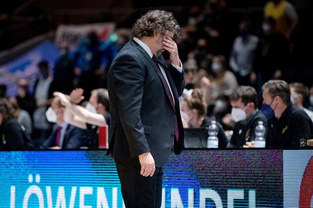 Andrea Trinchieri (Trainer FC Bayern Muenchen Basketball) haelt sich die Hand an den Kopf und verlaesst das Feld Basketball Loewen Braunschweig - FC Bayern Muenchen Basketball Basketball Loewen Braunschweig - FC Bayern Muenchen Basketball, Basketball, BBL, Saison 2020 2021, 06.02.2022 Braunschweig Copyright: xEibner-Pressefoto DanielxReineltx EP_DRT