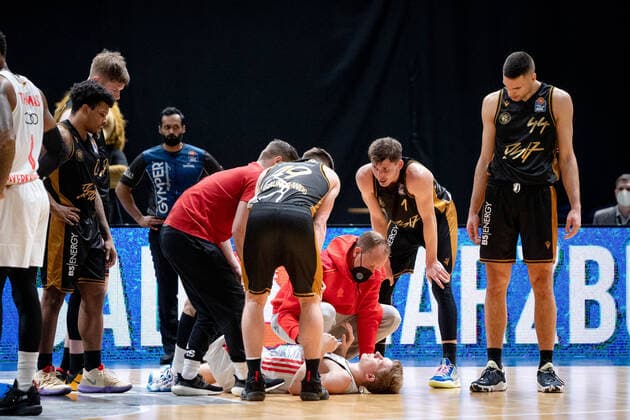 Ognjen Jaramaz (Nr. 10 FC Bayern Muenchen Basketball) verletzt am Boden Basketball Loewen Braunschweig - FC Bayern Muenchen Basketball Basketball Loewen Braunschweig - FC Bayern Muenchen Basketball, Basketball, BBL, Saison 2020 2021, 06.02.2022 Braunschweig Copyright: xEibner-Pressefoto DanielxReineltx EP_DRT