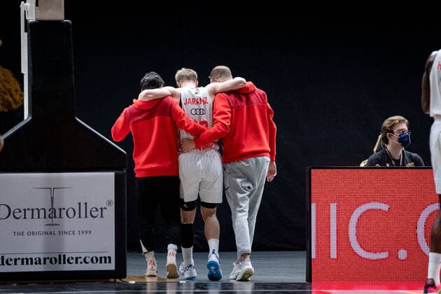 Ognjen Jaramaz (Nr. 10 FC Bayern Muenchen Basketball) wird vom Feld gebracht Basketball Loewen Braunschweig - FC Bayern Muenchen Basketball Basketball Loewen Braunschweig - FC Bayern Muenchen Basketball, Basketball, BBL, Saison 2020 2021, 06.02.2022 Braunschweig Copyright: xEibner-Pressefoto DanielxReineltx EP_DRT