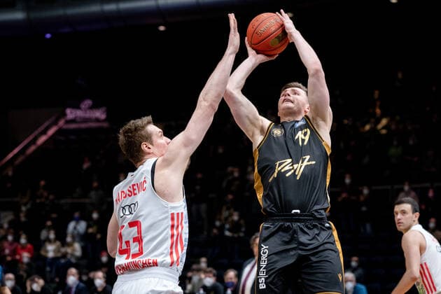 Ondrej Sehnal (Nr. 19 Basketball Loewen Braunschweig) gegen Leon Radosevic (Nr. 0 FC Bayern Muenchen Basketball) Basketball Loewen Braunschweig - FC Bayern Muenchen Basketball Basketball Loewen Braunschweig - FC Bayern Muenchen Basketball, Basketball, BBL, Saison 2020 2021, 06.02.2022 Braunschweig Copyright: xEibner-Pressefoto DanielxReineltx EP_DRT