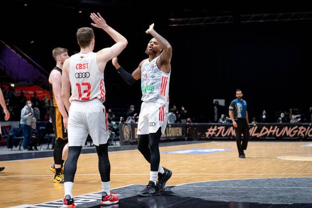 Jubel nach Abpfiff Basketball Loewen Braunschweig - FC Bayern Muenchen Basketball Basketball Loewen Braunschweig - FC Bayern Muenchen Basketball, Basketball, BBL, Saison 2020 2021, 06.02.2022 Braunschweig Copyright: xEibner-Pressefoto DanielxReineltx EP_DRT