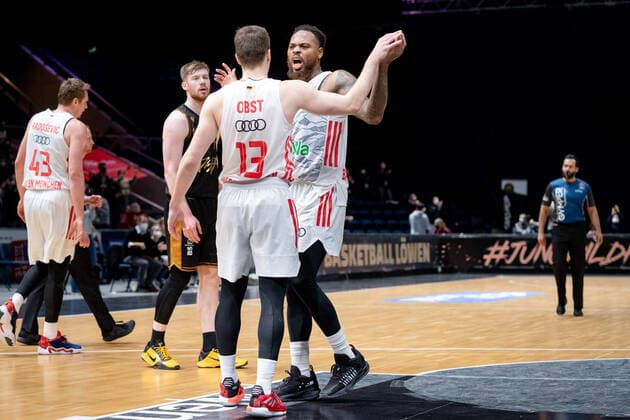 Jubel nach Abpfiff Andreas Obst (Nr. 13 FC Bayern Muenchen Basketball) Basketball Loewen Braunschweig - FC Bayern Muenchen Basketball Basketball Loewen Braunschweig - FC Bayern Muenchen Basketball, Basketball, BBL, Saison 2020 2021, 06.02.2022 Braunschweig Copyright: xEibner-Pressefoto DanielxReineltx EP_DRT
