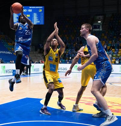 06.02.2022, xsltx, Basketball BBL Bundesliga, Frankfurt Skyliners - MHP Riesen Ludwigsburg emspor, v.l. Will Cherry - Point Guard (Fraport Skyliners) trifft zum 62:62-Zwischenstand (DFL DFB REGULATIONS PROHIBIT ANY USE OF PHOTOGRAPHS as IMAGE SEQUENCES and or QUASI-VIDEO) Frankfurt am Main