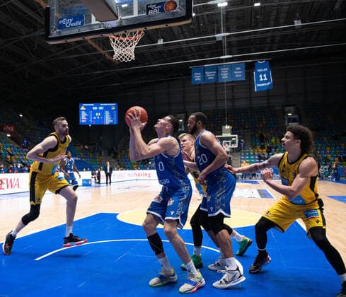 06.02.2022, xsltx, Basketball BBL Bundesliga, Frankfurt Skyliners - MHP Riesen Ludwigsburg emspor, 2. v.l. erneut trifft Lukas Wank- Shoot Guard (Fraport Skyliners) (DFL DFB REGULATIONS PROHIBIT ANY USE OF PHOTOGRAPHS as IMAGE SEQUENCES and or QUASI-VIDEO) Frankfurt am Main