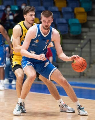 06.02.2022, xsltx, Basketball BBL Bundesliga, Frankfurt Skyliners - MHP Riesen Ludwigsburg emspor, v.l. Ethan Happ - C (MHP Riesen Ludwigsburg), Lukas Wank- Shoot Guard (Fraport Skyliners) (DFL DFB REGULATIONS PROHIBIT ANY USE OF PHOTOGRAPHS as IMAGE SEQUENCES and or QUASI-VIDEO) Frankfurt am Main