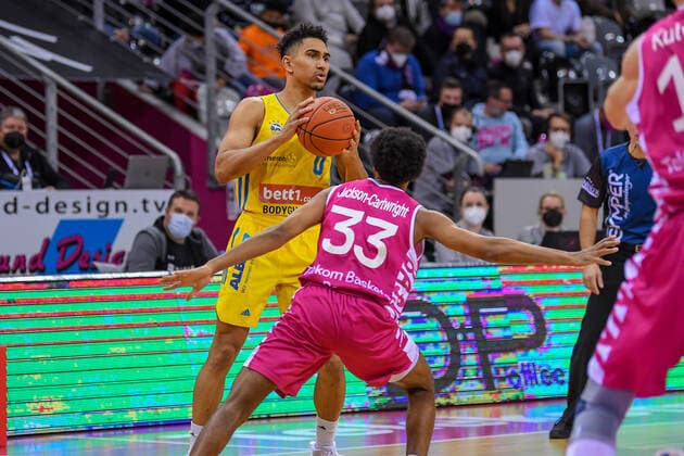 easyCredit BBL, Telekom Baskets Bonn vs. Alba Berlin, 06.02.2022 Maodo Lo (Alba Berlin, 0), Parker Jackson-Cartwright (Telekom Baskets Bonn, 33), easyCredit BBL, Telekom Baskets Bonn vs. Alba Berlin am 06.02.2022 im Telekom Dome Bonn, Bonn (Nordrhein-Westfalen) Copyright: xBEAUTIFULxSPORTS Mueller-Laschetx