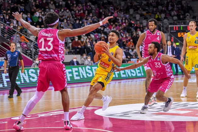 easyCredit BBL, Telekom Baskets Bonn vs. Alba Berlin, 06.02.2022 Maodo Lo (Alba Berlin, 0), Javontae Hawkins (Telekom Baskets Bonn, 13), Parker Jackson-Cartwright (Telekom Baskets Bonn, 33), easyCredit BBL, Telekom Baskets Bonn vs. Alba Berlin am 06.02.2022 im Telekom Dome Bonn, Bonn (Nordrhein-Westfalen) Copyright: xBEAUTIFULxSPORTS Mueller-Laschetx
