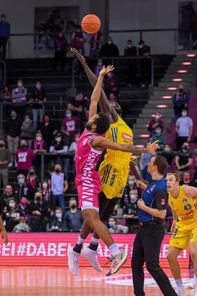easyCredit BBL, Telekom Baskets Bonn vs. Alba Berlin, 06.02.2022 Parker Jackson-Cartwright (Telekom Baskets Bonn, 33), Christ Koumadje (Alba Berlin, 21)easyCredit BBL, Telekom Baskets Bonn vs. Alba Berlin am 06.02.2022 im Telekom Dome Bonn, Bonn (Nordrhein-Westfalen) Copyright: xBEAUTIFULxSPORTS Mueller-Laschetx