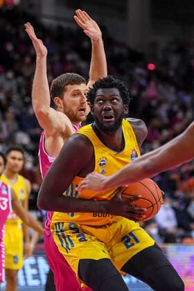 easyCredit BBL, Telekom Baskets Bonn vs. Alba Berlin, 06.02.2022 Christ Koumadje (Alba Berlin, 21), Saulius Kulvietis (Telekom Baskets Bonn, 10), easyCredit BBL, Telekom Baskets Bonn vs. Alba Berlin am 06.02.2022 im Telekom Dome Bonn, Bonn (Nordrhein-Westfalen) Copyright: xBEAUTIFULxSPORTS Mueller-Laschetx