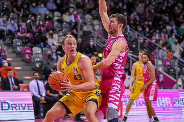 easyCredit BBL, Telekom Baskets Bonn vs. Alba Berlin, 06.02.2022 Luke Sikma (Alba Berlin, 43), Saulius Kulvietis (Telekom Baskets Bonn, 10), easyCredit BBL, Telekom Baskets Bonn vs. Alba Berlin am 06.02.2022 im Telekom Dome Bonn, Bonn (Nordrhein-Westfalen) Copyright: xBEAUTIFULxSPORTS Mueller-Laschetx
