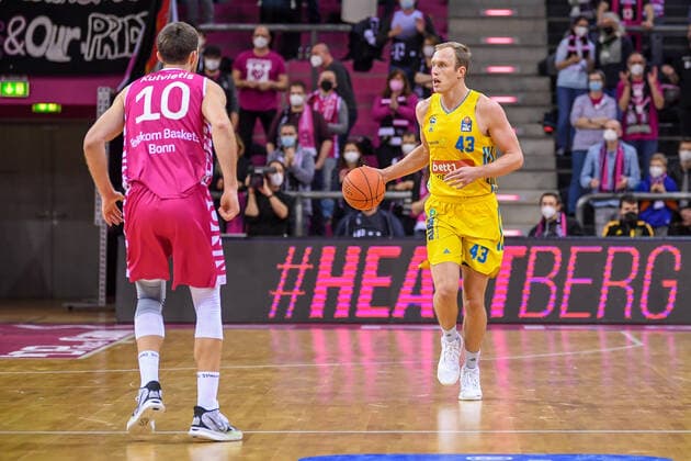 easyCredit BBL, Telekom Baskets Bonn vs. Alba Berlin, 06.02.2022 Luke Sikma (Alba Berlin, 43), Saulius Kulvietis (Telekom Baskets Bonn, 10), easyCredit BBL, Telekom Baskets Bonn vs. Alba Berlin am 06.02.2022 im Telekom Dome Bonn, Bonn (Nordrhein-Westfalen) Copyright: xBEAUTIFULxSPORTS Mueller-Laschetx