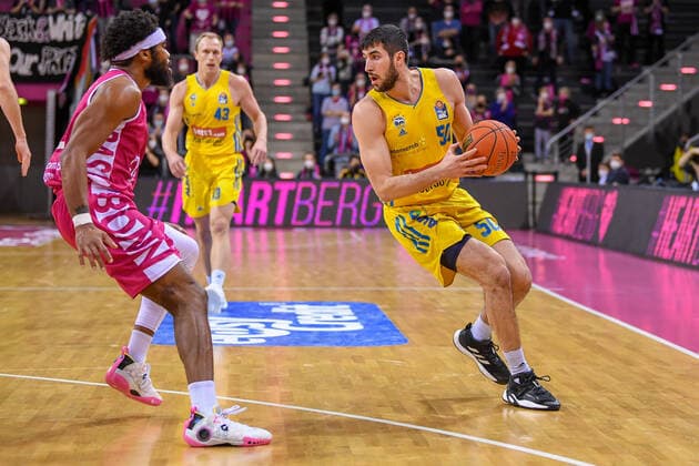 easyCredit BBL, Telekom Baskets Bonn vs. Alba Berlin, 06.02.2022 Yovel Zoosman (Alba Berlin, 50), Javontae Hawkins (Telekom Baskets Bonn, 13), easyCredit BBL, Telekom Baskets Bonn vs. Alba Berlin am 06.02.2022 im Telekom Dome Bonn, Bonn (Nordrhein-Westfalen) Copyright: xBEAUTIFULxSPORTS Mueller-Laschetx