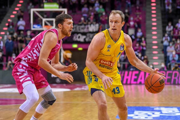 easyCredit BBL, Telekom Baskets Bonn vs. Alba Berlin, 06.02.2022 Luke Sikma (Alba Berlin, 43), Saulius Kulvietis (Telekom Baskets Bonn, 10), easyCredit BBL, Telekom Baskets Bonn vs. Alba Berlin am 06.02.2022 im Telekom Dome Bonn, Bonn (Nordrhein-Westfalen) Copyright: xBEAUTIFULxSPORTS Mueller-Laschetx