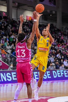 easyCredit BBL, Telekom Baskets Bonn vs. Alba Berlin, 06.02.2022 Maodo Lo (Alba Berlin, 0), Javontae Hawkins (Telekom Baskets Bonn, 13), easyCredit BBL, Telekom Baskets Bonn vs. Alba Berlin am 06.02.2022 im Telekom Dome Bonn, Bonn (Nordrhein-Westfalen) Copyright: xBEAUTIFULxSPORTS Mueller-Laschetx