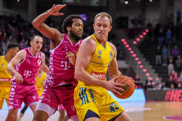 easyCredit BBL, Telekom Baskets Bonn vs. Alba Berlin, 06.02.2022 Luke Sikma (Alba Berlin, 43), Justin Gorham (Telekom Baskets Bonn, 4), easyCredit BBL, Telekom Baskets Bonn vs. Alba Berlin am 06.02.2022 im Telekom Dome Bonn, Bonn (Nordrhein-Westfalen) Copyright: xBEAUTIFULxSPORTS Mueller-Laschetx