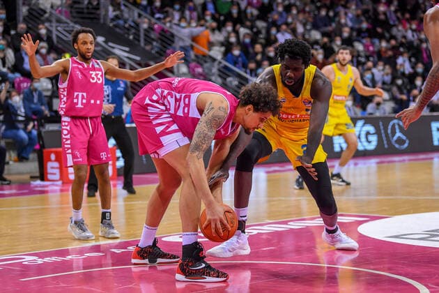 easyCredit BBL, Telekom Baskets Bonn vs. Alba Berlin, 06.02.2022 Michael Kessens (Telekom Baskets Bonn, 6), Christ Koumadje (Alba Berlin, 21), easyCredit BBL, Telekom Baskets Bonn vs. Alba Berlin am 06.02.2022 im Telekom Dome Bonn, Bonn (Nordrhein-Westfalen) Copyright: xBEAUTIFULxSPORTS Mueller-Laschetx