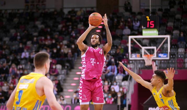 Justin Gorham Telekom Baskets Bonn vs. LBA BERLIN easyCredit BBL 1. Bundesliga , Saison 2021 2022 , Hauptrunde 20. Spieltag