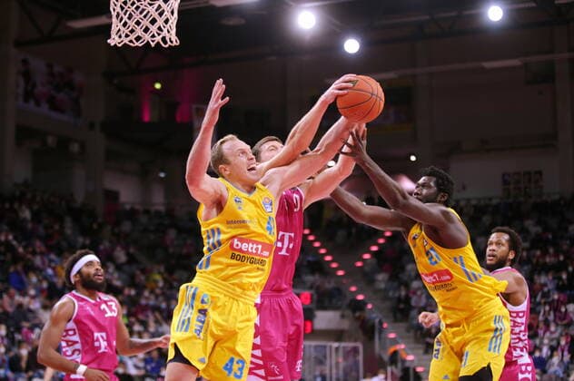 Saulius Kulvietis Telekom Baskets Bonn vs. Luke Sikma, Christ Koumadje ALBA BERLIN easyCredit BBL 1. Bundesliga , Saison 2021 2022 , Hauptrunde 20. Spieltag