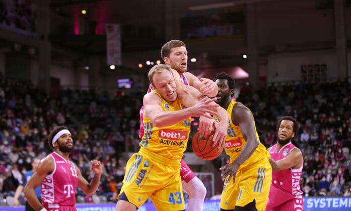 Saulius Kulvietis Telekom Baskets Bonn vs. Luke Sikma, Christ Koumadje ALBA BERLIN easyCredit BBL 1. Bundesliga , Saison 2021 2022 , Hauptrunde 20. Spieltag