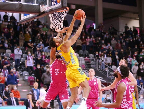 Justin Gorham Telekom Baskets Bonn vs. Johannes Thiemann ALBA BERLIN easyCredit BBL 1. Bundesliga , Saison 2021 2022 , Hauptrunde 20. Spieltag