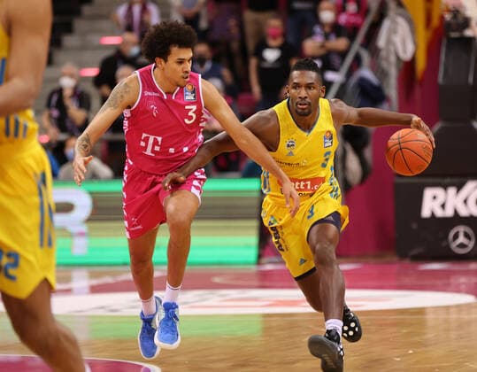 Bonn, Deutschland 06.02.2022, Basketball Bundesliga, 20. Spieltag, BBL, Telekom Baskets Bonn vs Alba Berlin, Tyson Ward (Bonn), Jaleen Smith (Alba)