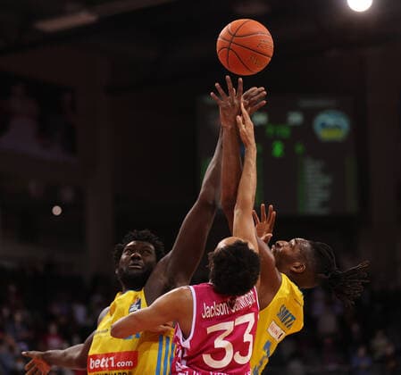 Bonn, Deutschland 06.02.2022, Basketball Bundesliga, 20. Spieltag, BBL, Telekom Baskets Bonn vs Alba Berlin, Christ Koumadje (Alba), Parker Jackson-Cartwright (Bonn), Jaleen Smith (Alba)