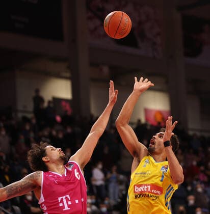 Bonn, Deutschland 06.02.2022, Basketball Bundesliga, 20. Spieltag, BBL, Telekom Baskets Bonn vs Alba Berlin, Michael Kessens (Bonn), Oscar da Silva (Alba)