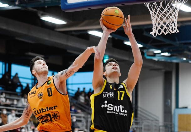 Basketball 2. Bundesliga 2020 2021 23. Spieltag 06.02.2022 wiha Panthers Schwenningen - Tigers Tuebingen Mateo Seric (re, Tigers) gegen Grant Sitton (li, Schwenningen)