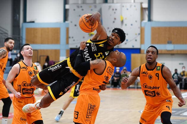 Basketball 2. Bundesliga 2020 2021 23. Spieltag 06.02.2022 wiha Panthers Schwenningen - Tigers Tuebingen Isaiah Crawley (Mitte oben, Tigers) gegen Chris Frazier (Mitte unten, Schwenningen) beobachtet von Quatarrius Wilson (re, Schwenningen) und David Cohn (li, Schwenningen)