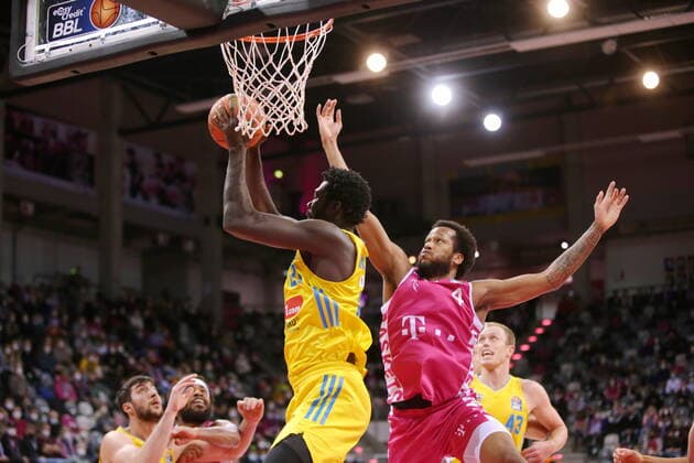 Justin Gorham Telekom Baskets Bonn vs. Christ Koumadje ALBA BERLIN easyCredit BBL 1. Bundesliga , Saison 2021 2022 , Hauptrunde 20. Spieltag