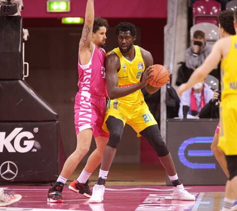 Michael Kessens Telekom Baskets Bonn vs. Christ Koumadje ALBA BERLIN easyCredit BBL 1. Bundesliga , Saison 2021 2022 , Hauptrunde 20. Spieltag