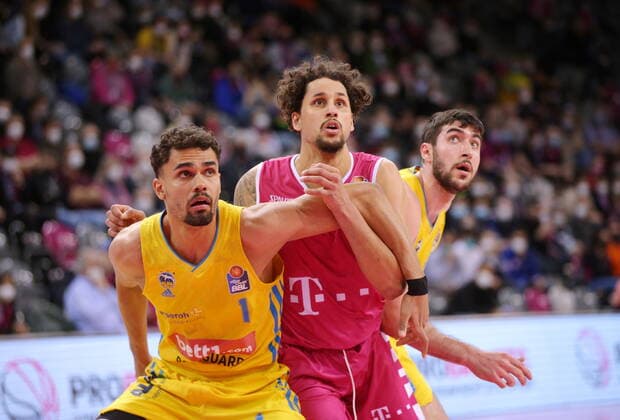 Michael Kessens Telekom Baskets Bonn vs. Oscar da Silva ALBA BERLIN easyCredit BBL 1. Bundesliga , Saison 2021 2022 , Hauptrunde 20. Spieltag
