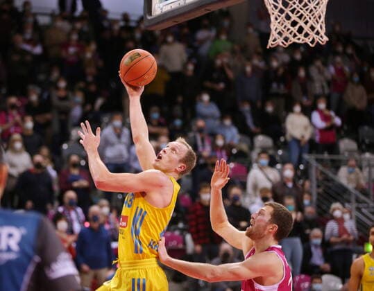 Saulius Kulvietis Telekom Baskets Bonn vs. Luke Sikma ALBA BERLIN easyCredit BBL 1. Bundesliga , Saison 2021 2022 , Hauptrunde 20. Spieltag