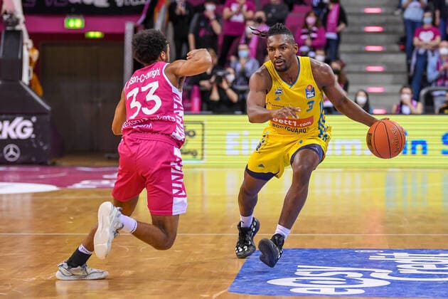 easyCredit BBL, Telekom Baskets Bonn vs. Alba Berlin, 06.02.2022 Jaleen Smith (Alba Berlin, 3), Parker Jackson-Cartwright (Telekom Baskets Bonn, 33), easyCredit BBL, Telekom Baskets Bonn vs. Alba Berlin am 06.02.2022 im Telekom Dome Bonn, Bonn (Nordrhein-Westfalen) Copyright: xBEAUTIFULxSPORTS Mueller-Laschetx