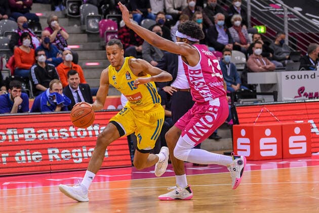 easyCredit BBL, Telekom Baskets Bonn vs. Alba Berlin, 06.02.2022 Louis Olinde (Alba Berlin, 19), Javontae Hawkins (Telekom Baskets Bonn, 13), easyCredit BBL, Telekom Baskets Bonn vs. Alba Berlin am 06.02.2022 im Telekom Dome Bonn, Bonn (Nordrhein-Westfalen) Copyright: xBEAUTIFULxSPORTS Mueller-Laschetx
