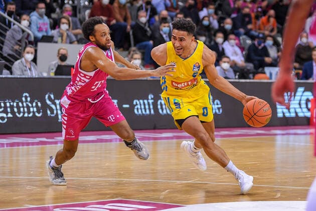 easyCredit BBL, Telekom Baskets Bonn vs. Alba Berlin, 06.02.2022 Maodo Lo (Alba Berlin, 0), Parker Jackson-Cartwright (Telekom Baskets Bonn, 33), easyCredit BBL, Telekom Baskets Bonn vs. Alba Berlin am 06.02.2022 im Telekom Dome Bonn, Bonn (Nordrhein-Westfalen) Copyright: xBEAUTIFULxSPORTS Mueller-Laschetx