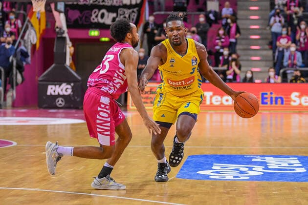 easyCredit BBL, Telekom Baskets Bonn vs. Alba Berlin, 06.02.2022 Jaleen Smith (Alba Berlin, 3), Parker Jackson-Cartwright (Telekom Baskets Bonn, 33), easyCredit BBL, Telekom Baskets Bonn vs. Alba Berlin am 06.02.2022 im Telekom Dome Bonn, Bonn (Nordrhein-Westfalen) Copyright: xBEAUTIFULxSPORTS Mueller-Laschetx