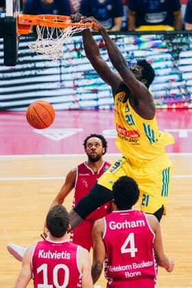 Bonn, Telekom BasketsDome, 06.02.22: Christ Koumadje (Berlin) mit einem Dunking im Basketball Spiel der 1.Bundesliga Telekom Baskets Bonn vs. Alba Berlin.