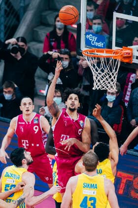 Bonn, Telekom BasketsDome, 06.02.22: Michael Kessens (Bonn) wirft auf den Korb im Basketball Spiel der 1.Bundesliga Telekom Baskets Bonn vs. Alba Berlin.