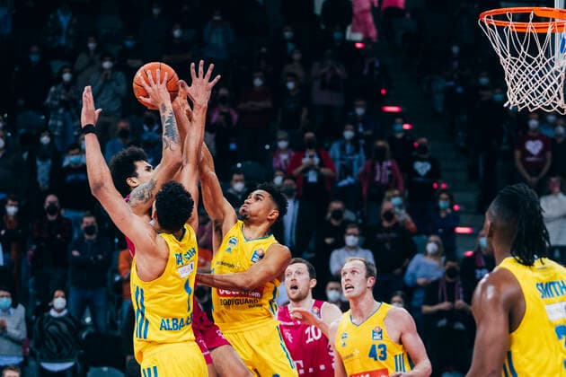 Bonn, Telekom BasketsDome, 06.02.22: Tyson Ward (L) (Bonn) gegen Oscar da Silva (L) und Maodo Lo (R) im Basketball Spiel der 1.Bundesliga Telekom Baskets Bonn vs. Alba Berlin.